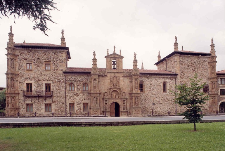 fachada universidad recortada.jpg